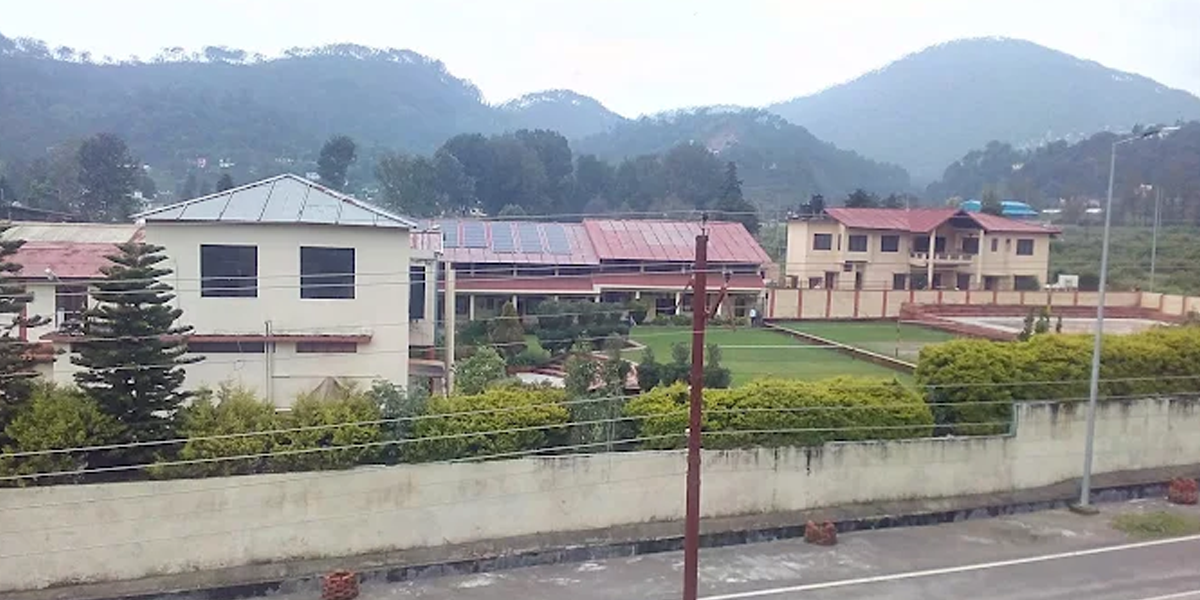 lakes International School